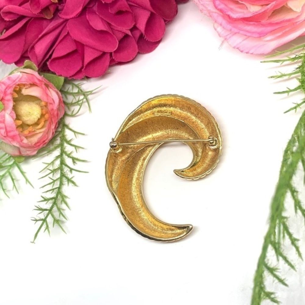 VINTAGE⚜️RARE MONET Curled Golden Brooch - Picture 7 of 13